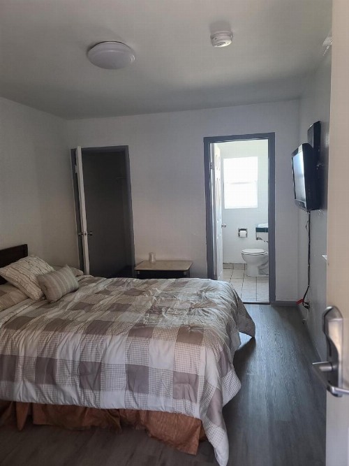 Nights Inn Motel - image 4
