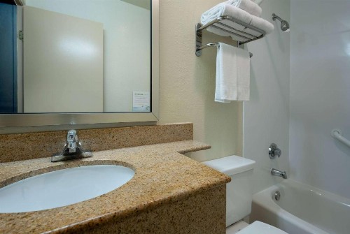 Days Inn by Wyndham Encinitas Moonlight Beach - image 30
