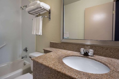 Days Inn by Wyndham Encinitas Moonlight Beach - image 31