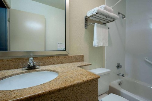 Days Inn by Wyndham Encinitas Moonlight Beach - image 39