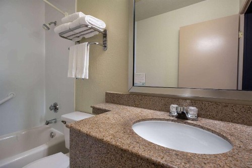 Days Inn by Wyndham Encinitas Moonlight Beach - image 44