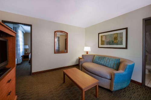 Days Inn by Wyndham Encinitas Moonlight Beach - image 47