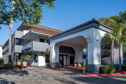 Days Inn by Wyndham Encinitas Moonlight Beach - image 6