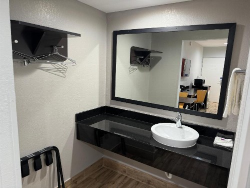 Motel 6 Englewood - image 35
