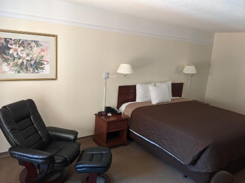 Western Inn and Suites - image 9
