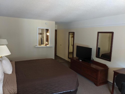 Western Inn and Suites - image 10