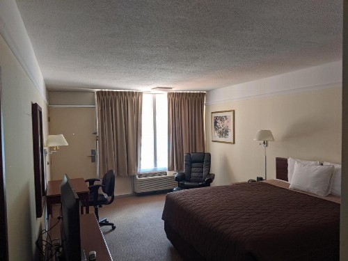 Western Inn and Suites - image 11