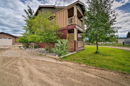 Rustic Ennis Townhome with Balcony - Walk to Downtown
