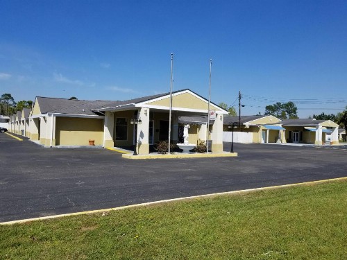 Hilcrest Inn & Suite - image 2