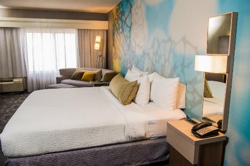 Courtyard by Marriott Erie Ambassador Conference Center - image 11