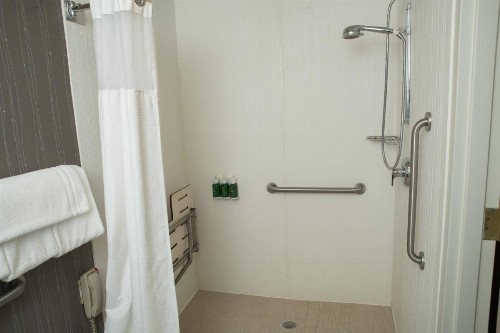 Courtyard by Marriott Erie Ambassador Conference Center - image 14