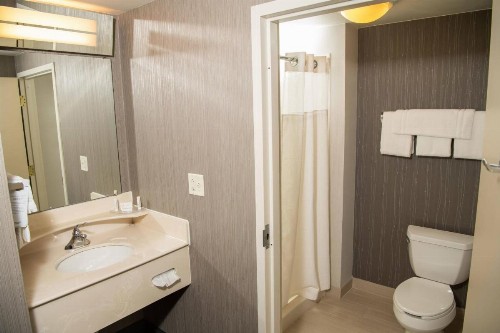 Courtyard by Marriott Erie Ambassador Conference Center - image 15