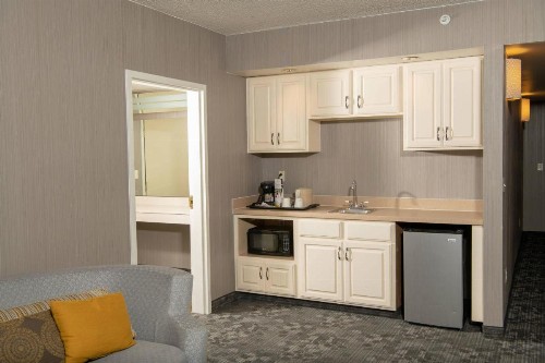 Courtyard by Marriott Erie Ambassador Conference Center - image 16