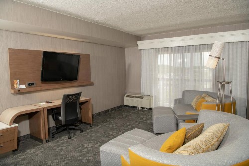 Courtyard by Marriott Erie Ambassador Conference Center - image 17