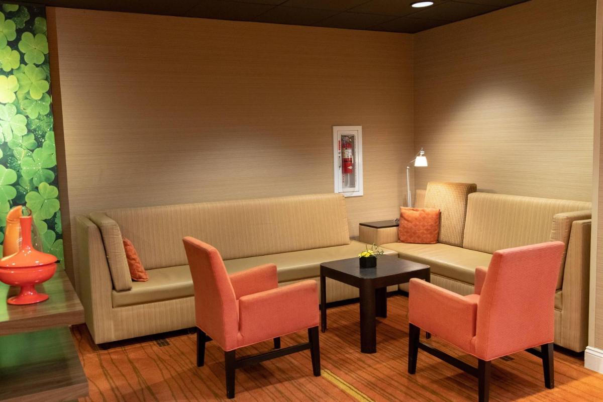 Courtyard by Marriott Erie Ambassador Conference Center - image 4