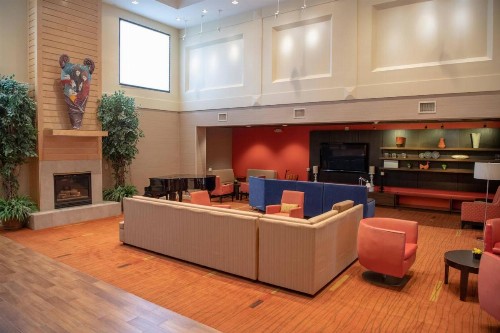 Courtyard by Marriott Erie Ambassador Conference Center - image 5