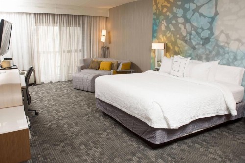Courtyard by Marriott Erie Ambassador Conference Center - image 8