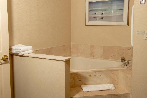Courtyard by Marriott Erie Ambassador Conference Center - image 9