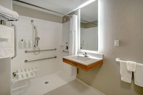 SpringHill Suites Erie - image 36
