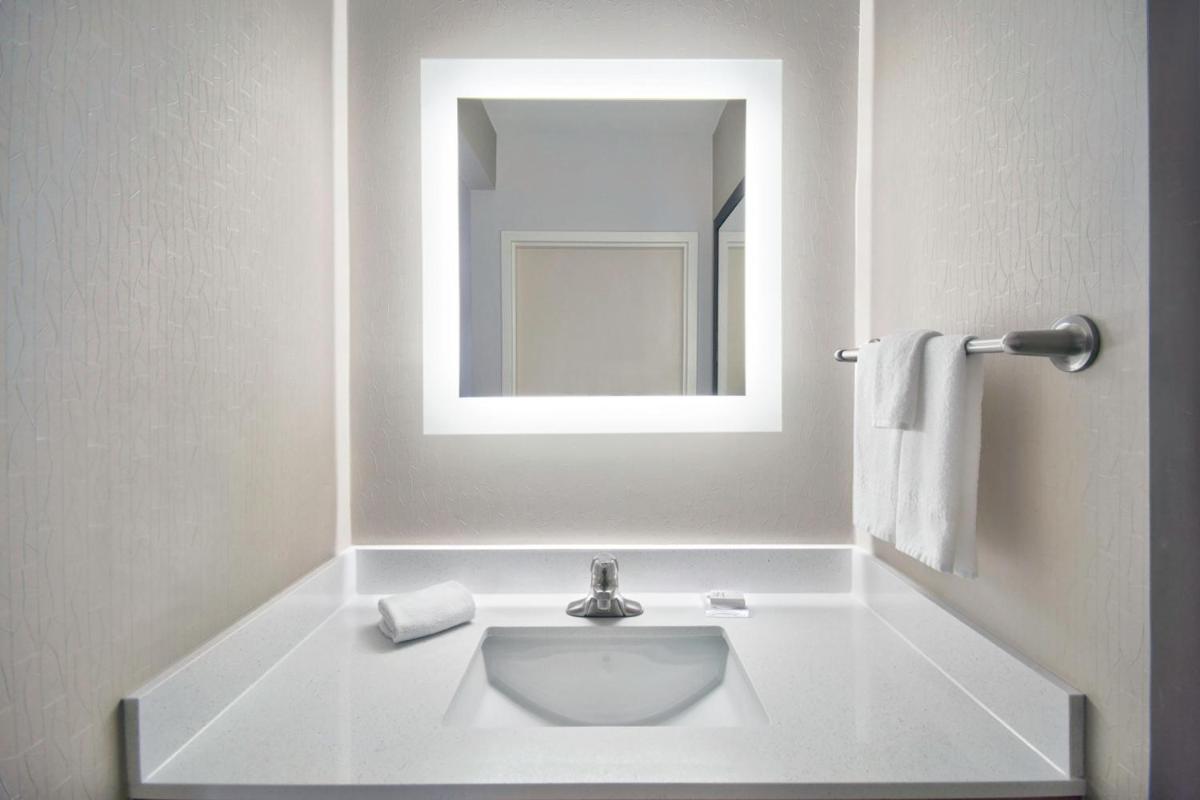 SpringHill Suites Erie - image 7