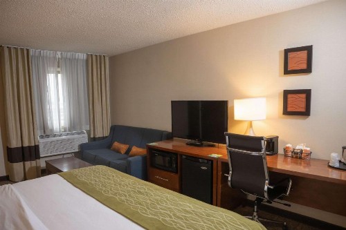 Comfort Inn & Suites Erie - image 16