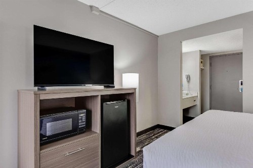Days Inn by Wyndham Erie - image 23