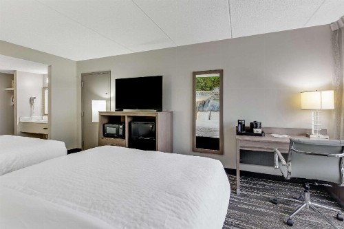 Days Inn by Wyndham Erie - image 24