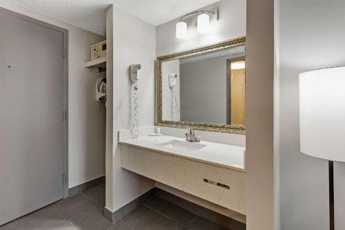 Days Inn by Wyndham Erie - image 25
