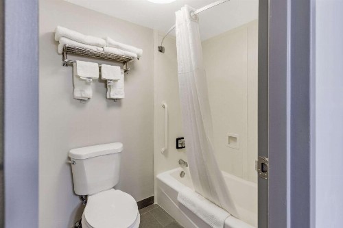 Days Inn by Wyndham Erie - image 27