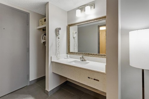 Days Inn by Wyndham Erie - image 36