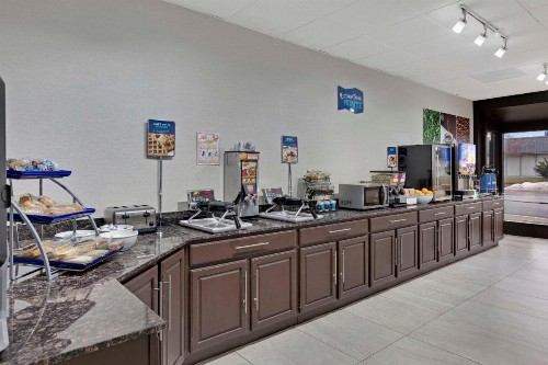 Days Inn by Wyndham Erie - image 37