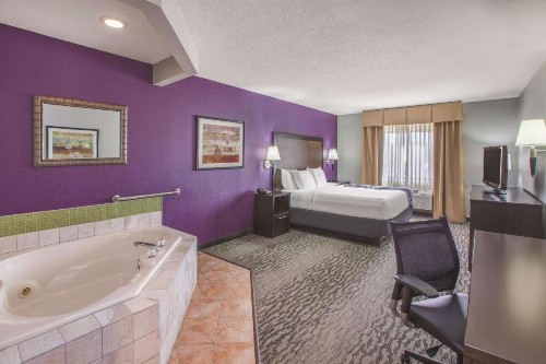 La Quinta by Wyndham Erie - image 13