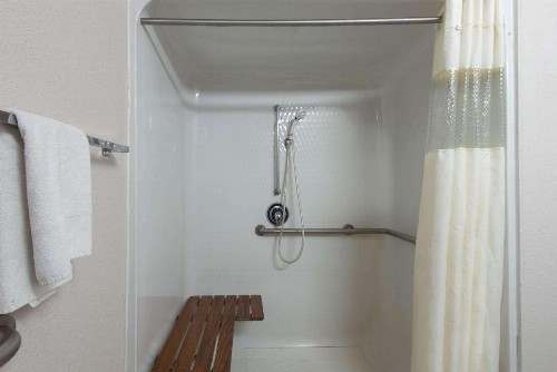 La Quinta by Wyndham Erie - image 40