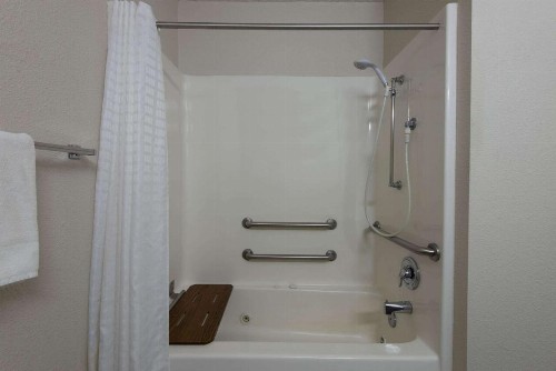 La Quinta by Wyndham Erie - image 41