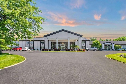 Econo Lodge - image 1