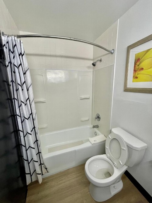 Econo Lodge - image 21
