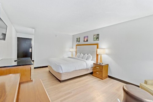 Econo Lodge - image 24