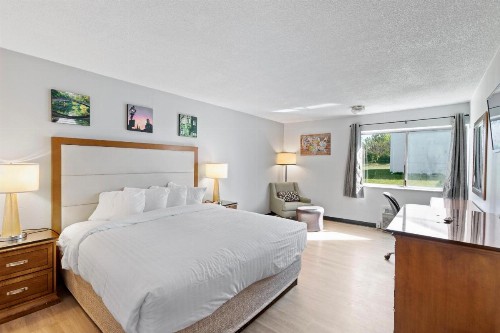 Econo Lodge - image 25