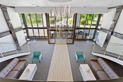Econo Lodge - image 33