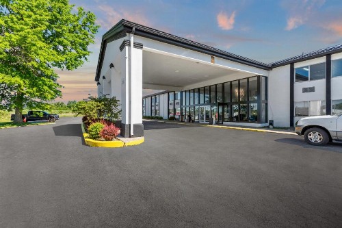 Econo Lodge - image 4