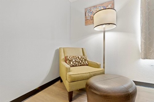 Econo Lodge - image 44