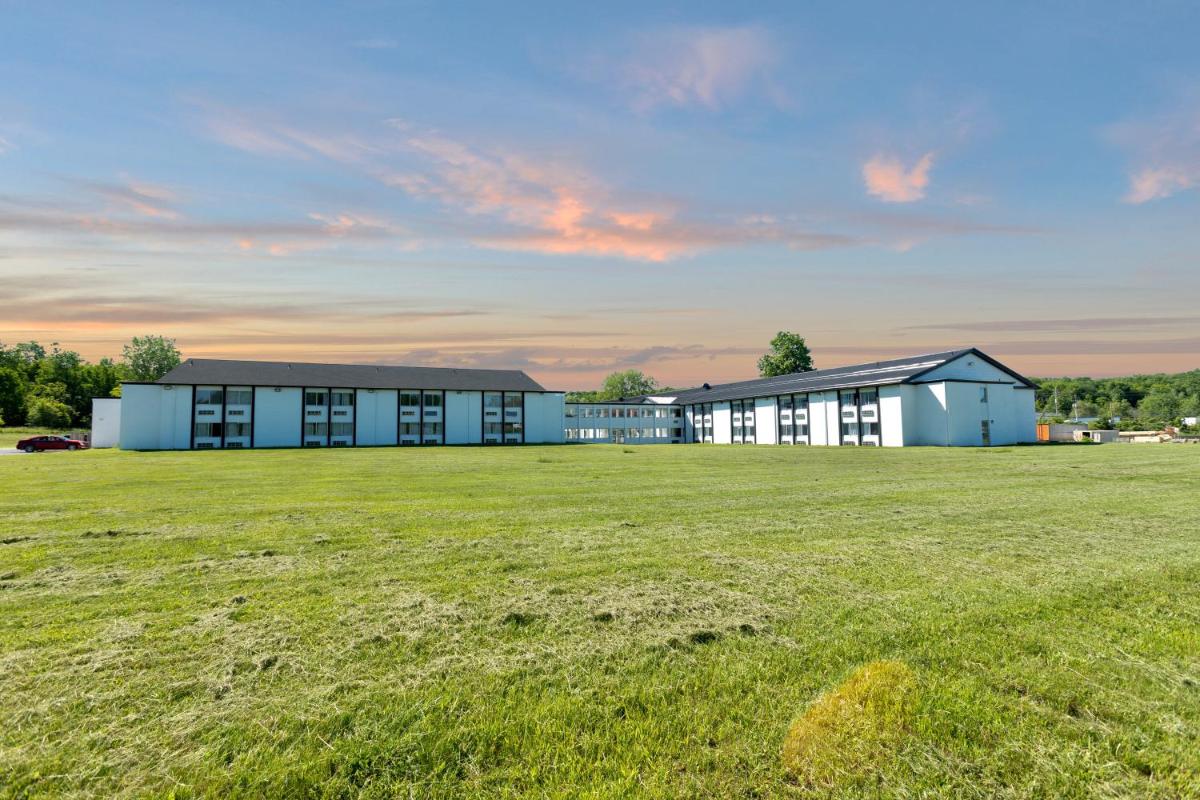 Econo Lodge - image 6