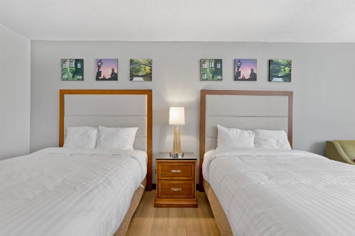 Econo Lodge - image 7