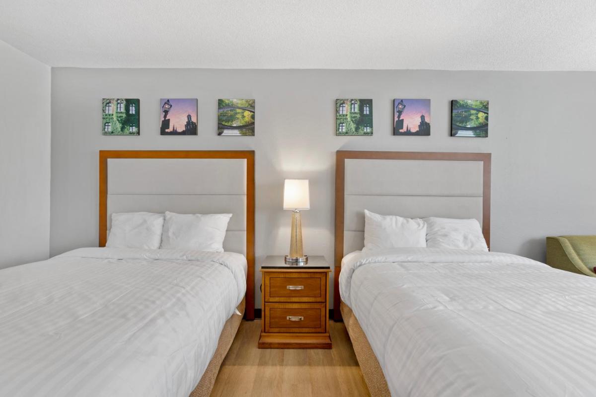Econo Lodge - image 7