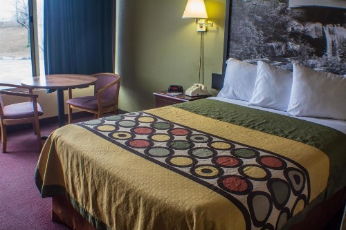 Super 8 by Wyndham Erie/I 90 - image 12