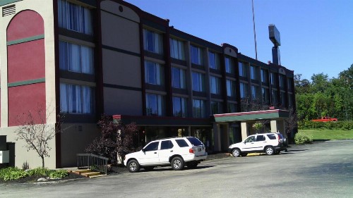 Super 8 by Wyndham Erie/I 90 - image 17