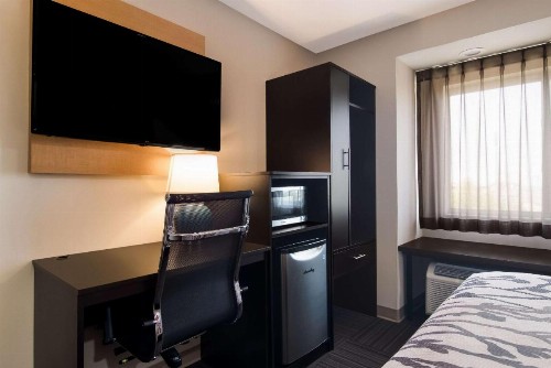Microtel Inn & Suites by Wyndham Erie - image 13