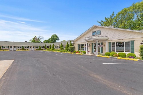 Glass House Inn Erie Near I-90 & I-79 - image 11