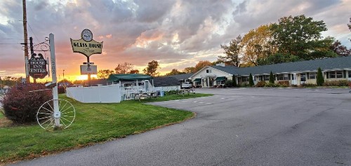 Glass House Inn Erie Near I-90 & I-79 - image 26