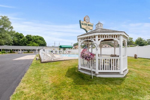 Glass House Inn Erie Near I-90 & I-79 - image 7